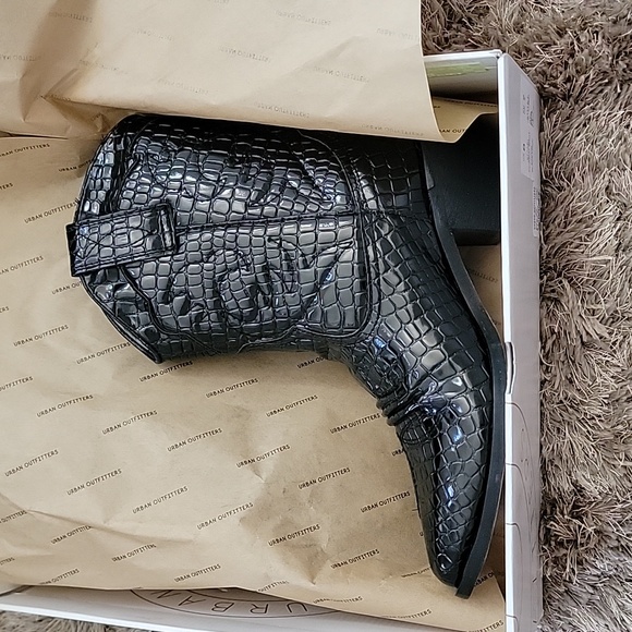 Boots - Picture 3 of 12